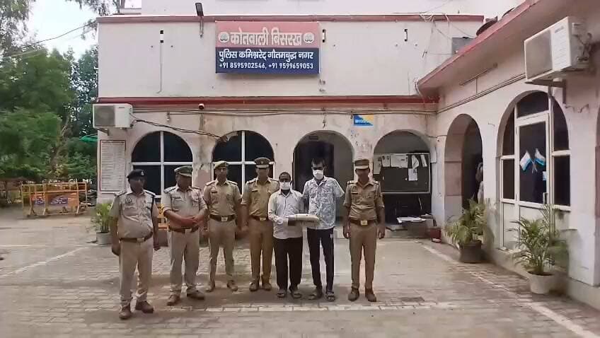 ग्रेटर नोएडा: हाथी दांतों की अवैध तस्करी का भंडाफोड़। पुलिस ने दो तस्करों को गिरफ्तार कर उनके कब्जे से करीब 1.450 किलोग्राम हाथी दांत बरामद किए हैं। दोनों आरोपियों की गिरफ्तारी गौर सिटी-2 स्थित न्यू हैबतपुर कब्रिस्तान के पास एक खाली प्लॉट से की गई। बरामद हाथी दांतों की अंतरराष्ट्रीय बाजार में अनुमानित कीमत करीब 20 लाख रुपये बताई जा रही है।
#GreaterNoida #NoidaNews #BreakingNews #ElephantTusk #WildlifeCrime #IllegalSmuggling #PoliceAction #CrimeNews #UPPolice #GaurCity2 #WildlifeProtection #HindiNews #GreaterNoidaNews #LatestNews #ViralNews