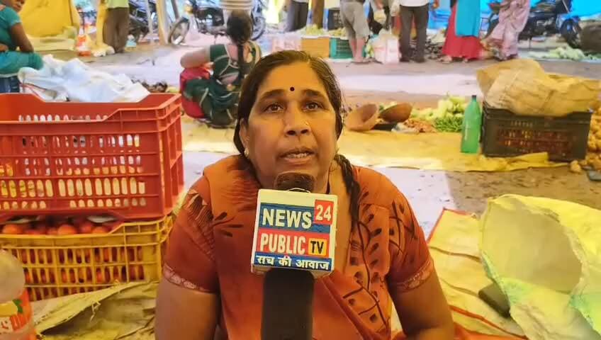 नौरोजाबाद बाजार ग्राउंड में भरा पानी नगर पालिका नहीं दे रही ध्यान , व्यापारी परेशान , नाली बनवाने की मांग,