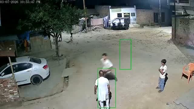 शाहजहांपुर– मानसिक रूप से बीमार युवक का वीडियो बनाकर मजे ले रहे युवकों को टोकने पर दबंगो ने बोला हमला। पीड़िता के घर पर चढ़ाई कर जमकर पीटा, वीडियो वायरल। शाहजहांपुर में मानसिक रूप से बीमार एक युवक से मोहल्ले के ही दबंग युवक उसका वीडियो बनाकर मजे ले रहे थे. परिजनों ने रोका तो अगले दिन आधा दर्जन से अधिक दबंगों पीड़िता के घर पर बोला हमला जमकर की पिटाई वीडियो अब सोशल मीडिया पर वायरल हो रहा है। कोतवाली थाना क्षेत्र के मोहल्ला मानूजई का है पूरा मामला।
#breakingnews #viralreels #police #Marpit #Viral
