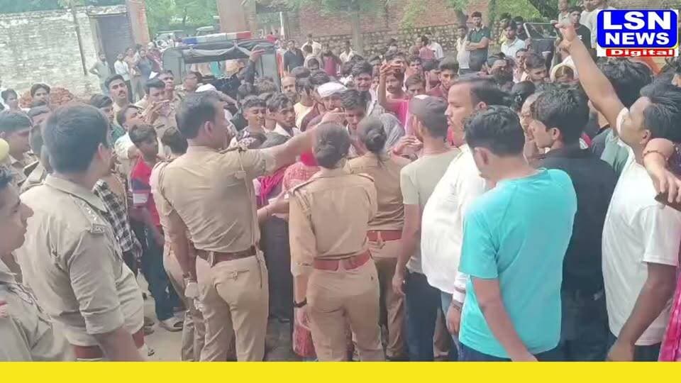 फिरोजाबाद: एम.आर. ग्लास फैक्ट्री में दर्दनाक हादसा, मशीन में फंसने से मजदूर की मौत
#BreakingNews #Firozabad #Tundla #MRGlass #FactoryAccident #WorkerDeath #IndustrialAccident #SafetyNegligence #UPNews #HindiNews #LSNNews #LabourSafety #Breaking #LatestNews #PoliceInvestigation #AccidentNews #GlassFactory #UttarPradesh #NewsUpdate #BigBreaking