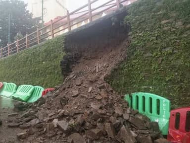 शिमला -रिज पर चर्च के समीप मूसलाधार बारिश के चलते गिरा डंगा