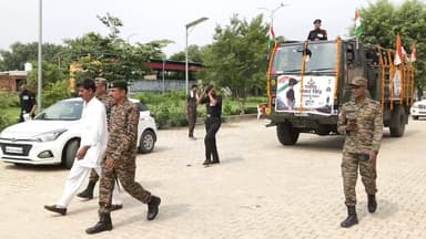 अग्निवीर शंकर की पार्थिव देह सैन्य वाहन से कादमा से सोहड़ी के लिए रवाना, अंतिम विदाई में उमड़ा जनसैलाब
चरखी दादरी/महेंद्रगढ़। जम्मू-कश्मीर के राजौरी में गोली लगने से शहीद हुए महेंद्रगढ़ जिले के गांव सोहड़ी निवासी अग्निवीर शंकर की पार्थिव देह सोमवार सुबह चरखी दादरी जिले के गांव कादमा से सैन्य वाहन में पूरे सम्मान के साथ अंतिम संस्कार के लिए गांव सोहड़ी रवाना की गई। इस दौरान सेना के जवानों ने पार्थिव देह को सैन्य वाहन में रखकर श्रद्धापूर्वक विदाई दी।