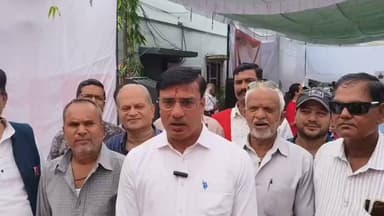 नाथद्वारा में शहरी सेवा शिविर में पहुंचे कांग्रेस कार्यकर्ता, मंदिर मार्ग पद गदंगी की शिकायत
#nathdwaranews #congressnews
राजसमंद जिले के नाथद्वारा शहर में नगरपालिका द्वारा चल रहे शहरी सेवा शिविर में कांग्रेस कार्यकर्ताओं का प्रतिनिधि मंडल पहुंचा और श्रीनाथजी मंदिर मार्ग पर व्याप्त गदंगी सहित विभिन्न जन समस्या को लेकर आयुक्त को ज्ञापन सौंपा। कांग्रेस नगर अध्यक्ष दिनेश एम जोशी ने शहरी सेवा शिविर को भी लोगों का ध्यान भटकाने वाला करार दिया। बोले कि शहर में विकास कार्य ठप है और मूलभुत सुविधाएं जुटाने में ही नगरपालिका विफल हो रही है। सभी वार्ड में नियमित सफाई नहीं होने और कई जगह रोड लाइटे बंद होने की शिकायत की। बताया कि श्रीनाथजी मंदिर मार्ग पर देशभर से श्रद्धालु आते हैं, मगर गदंगी से श्रद्धालु परेशान हैं। जल्द ही व्यवस्था में सुधार नहीं करेन पर आंदोलन की चेतावनी दी है।
Nathdwara news
Rajsamand news