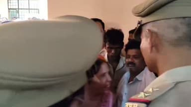 सरकारी जमीनों पर अवैध कब्जे का आरोप, पूर्व प्रधान ने तहसील में लगाई न्याय की गुहार
चायल, कौशांबी।
दोनों पक्ष पहुंचे थे शिकायत पत्र देने!
बसुहार गांव की पूर्व प्रधान सुनीता मिश्रा ने तालाब, बंजर व अन्य सरकारी जमीनों पर अवैध कब्जे का आरोप लगाया है। उनका कहना है कि इस संबंध में कई बार उच्च अधिकारियों से शिकायत की गई, लेकिन अब तक कोई प्रभावी कार्रवाई नहीं हुई।
मंगलवार को पूर्व प्रधान तहसील परिसर पहुंचीं और अधिकारियों से मौके पर जांच कराकर न्याय दिलाने की मांग की। उन्होंने कहा कि यदि समय रहते जांच होती तो विवाद की स्थिति उत्पन्न नहीं होती।
तहसील परिसर में दोनों पक्षों के बीच बहस होने का एक वीडियो भी सोशल मीडिया पर तेजी से वायरल हो रहा है। हालांकि, इसकी स्वतंत्र पुष्टि नहीं हो सकी है।
मौके पर मौजूद अधिकारियों ने पूर्व प्रधान को समझाकर मामले की जांच कराने का आश्वासन दिया। अब शिकायत पर प्रशासन क्या कार्रवाई करता है, इस पर सभी की नजरें टिकी हैं।
#कौशांबी #चायल #बसुहार #अवैधकब्जा #सरकारीजमीन तालाब बंजरभूमि तहसील सुनीतामिश्रा जांचकीमांग दैनिकजागरण UPNews