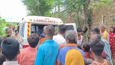 गंगा स्नान से लौट रहे श्रद्धालुओं को रोसड़ा के नेपाली चौक पर दर्दनाक हादसा। तेज रफ्तार ट्रक ने टेम्पो को मारी टक्कर, 2 लोगों की मौके पर मौत। हादसे के बाद इलाके में अफरा-तफरी।
#Rosera #Samastipur #RoadAccident #BreakingNews #BiharNews #GangaSnan #TruckAccident #TempoAccident #HindiNews #ViralNews