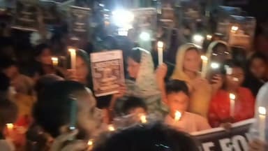 हसरत अली उर्फ टिपू की संदिग्ध मौत के मामले में न्याय की मांग को लेकर रविवार देर शाम परिजनों और स्थानीय लोगों का आक्रोश सड़क पर दिखाई दिया। सैकड़ों की संख्या में परिवार के सदस्य, मोहल्लेवासी और युवा "Justice for Tipu" लिखे बैनर के साथ कैंडल मार्च निकालते हुए शहीद अब्दुल हमीद चौक पहुंचे। वहां कैंडल जलाकर दिवंगत टिपू को श्रद्धांजलि दी गई तथा जिला प्रशासन से मामले की निष्पक्ष जांच की मांग की गई।
परिजनों ने आरोप लगाया कि 26 जून की रात हुई घटना को प्रशासन हादसा बताकर मामले को दबाने का प्रयास कर रहा है, जबकि उनका मानना है कि यह एक सुनियोजित हत्या है। परिवार का कहना है कि कई दिनों से न्याय की गुहार लगाने के बावजूद अब तक संतोषजनक कार्रवाई नहीं हुई है।
#MungerNews #LocalNews #LatestNews #BiharUpdates