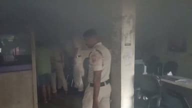 🚨 बैंक में सुबह-सुबह मची अफरा-तफरी! आग कैश काउंटर तक पहुंचती, उससे पहले अग्निशमन टीम ने बचा लिया लाखों का नुकसान... 🔥🚒
मुख्य बातें:
🔹 सोमवार सुबह करीब 4:30 बजे उत्कर्ष स्मॉल फाइनेंस बैंक में लगी आग।
🔹 ऊपर रह रहे किरायेदारों ने धुआं देखकर दी अग्निशमन विभाग को सूचना।
🔹 अग्निशमन दल ने समय रहते आग पर पाया काबू, बड़ी घटना टली।
🔹 प्रारंभिक जांच में शॉर्ट सर्किट से आग लगने की आशंका।
🔹 आग कैश काउंटर के बगल वाले हिस्से में लगी थी।
🔹 समय पर आग नहीं बुझती तो लाखों रुपये के नुकसान की आशंका थी।
🔹 बैंक में हुए नुकसान का आकलन जारी।
#अमरपुर #उत्कर्ष_स्मॉल_फाइनेंस_बैंक #BankFire#Main Hun Banka #BreakingNews #Banka #FireIncident #MediaDarshan #BiharNews #Amarpur #FireBrigade