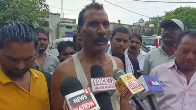 डबरा में युवक की मौत के बाद परिजनों का हंगामा, पुलिस पर लगाए गंभीर आरोप... क्या है पूरा मामला देखें न्यूज इंपैक्ट पर चैनल को सब्सक्राइब करें फॉलो करें.. #crimenews #gwaliorpolice #newsimpact #gwaliornews #gwaliorcity