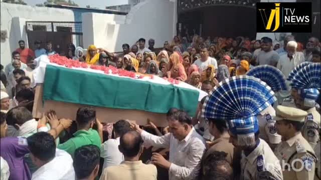 हापुड़ के गांव काकोरी निवासी CRPF के जवान का कैंसर की बीमारी से निधन, सीआरपीएफ के जवानों ने सलामी के साथ दी अंतिम विदाई
#uttarpradesh #hapur #instadaily #instagood #instalike