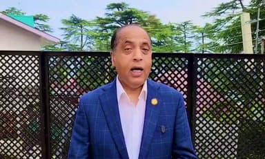 7 महीने से तैयार स्कूल भवन का उद्घाटन भी नहीं कर पाई सरकार!
मंडी के द्रंग विधानसभा क्षेत्र के देयोरी वरिष्ठ माध्यमिक विद्यालय में उद्घाटन की पूरी तैयारी थी। धाम का आयोजन हुआ, सांस्कृतिक कार्यक्रम हुए, उद्घाटन पट्टिका भी तैयार कर दी गई, लेकिन आख़िरी वक्त पर पट्टिका से पर्दा नहीं उठ पाया।
बताया जा रहा है कि भवन का उद्घाटन अब प्रियंका गांधी करेंगी। ऐसे में सवाल उठता है कि जब भवन 7 महीने से तैयार है, तो छात्रों को इसका लाभ कब मिलेगा? और उद्घाटन आखिर कब होगा?
आपकी क्या राय है? क्या तैयार सरकारी भवनों का उद्घाटन राजनीतिक कार्यक्रमों का इंतज़ार करना चाहिए? अपनी राय कमेंट में जरूर बताएं।
#HimachalPradesh #Mandi #Drang #SchoolBuilding #Education #PriyankaGandhi #HimachalPolitics #NStarNews #BreakingNews