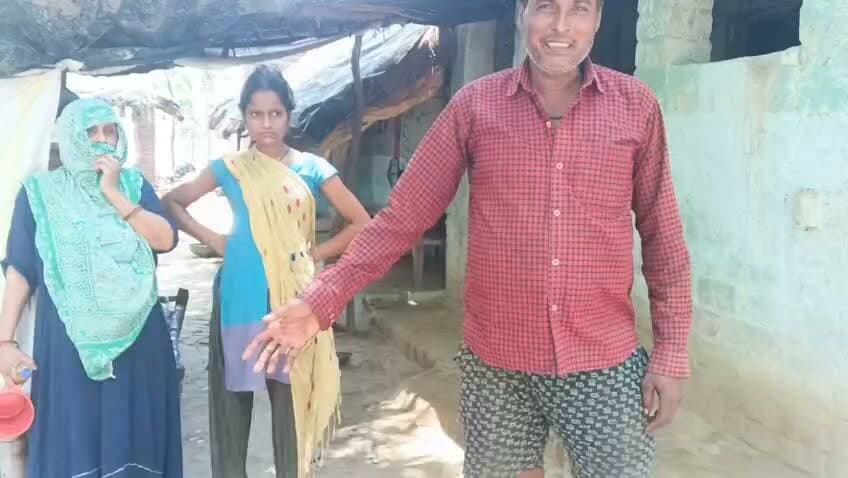 🚨 फतेहपुर | सिद्धांव गांव में नाली सफाई को लेकर ग्रामीणों ने जताई नाराजगी
फतेहपुर जनपद के सिद्धांव गांव में नालियों की नियमित सफाई न होने का आरोप लगाते हुए ग्रामीणों ने नाराजगी व्यक्त की है। स्थानीय लोगों का कहना है कि लंबे समय से सफाई कार्य नहीं होने के कारण जलभराव, गंदगी और दुर्गंध की समस्या बनी हुई है, जिससे स्वास्थ्य संबंधी समस्याओं की आशंका भी बढ़ रही है।
ग्रामीणों ने ग्राम प्रधान पर सफाई व्यवस्था की अनदेखी करने का आरोप लगाते हुए जल्द समस्या के समाधान की मांग की है। उनका कहना है कि यदि समय रहते कार्रवाई नहीं हुई तो वे संबंधित अधिकारियों से शिकायत करेंगे।
नोट: इस खबर में लगाए गए आरोप ग्रामीणों के हैं। ग्राम प्रधान अथवा संबंधित पक्ष का पक्ष प्राप्त होने पर उसे भी प्रमुखता से प्रकाशित किया जाएगा।
📍 स्थान: सिद्धांव, फतेहपुर (उत्तर प्रदेश)
#Fatehpur #UttarPradesh #JanHunkarNews