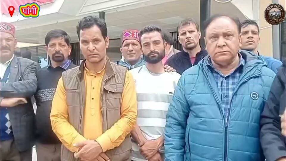 🚨 पांगी की आवाज़ अब आंदोलन में बदली!
"जनसमस्याओं के समाधान तक संघर्ष जारी रहेगा" — इसी संकल्प के साथ भाजपा मंडल पांगी ने आंदोलन का बिगुल फूंक दिया है।
मिनी सचिवालय किलाड़ के बाहर भाजपा कार्यकर्ता क्रमिक भूख हड़ताल पर बैठ गए हैं। आंदोलन के माध्यम से क्षेत्र में लंबे समय से चली आ रही समस्याओं को लेकर सरकार से तत्काल कार्रवाई की मांग की गई है।
मुख्य मांगें:
⚡ बिजली संकट का स्थायी समाधान
🎓 डिग्री कॉलेज में साइंस व कॉमर्स संकाय की बहाली
🏔️ ट्राइबल सब प्लान का पूरा बजट
🏛️ पंचायत प्रतिनिधियों को अधिकार
🚌 बेहतर परिवहन व्यवस्था
📶 मोबाइल नेटवर्क में सुधार
💰 लंबित वेतन का शीघ्र भुगतान
अब देखना होगा कि सरकार इन मांगों पर कितनी जल्दी निर्णय लेती है।
आपकी क्या राय है? क्या पांगी की इन मांगों का जल्द समाधान होना चाहिए? अपनी प्रतिक्रिया कमेंट में जरूर दें।
#Pangi #HimachalPradesh #BJP #Protest #PublicIssues #Killar #TribalArea #Development #ElectricityCrisis #ScienceEducation #CommerceEducation #MobileNetwork #RoadConnectivity #Transport #LocalGovernance #TSP #HimachalNews #BreakingNews #India हिम संदेश Pangi Administration