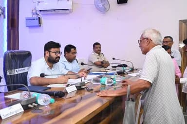 ଲେଫ୍ରିପଡ଼ା ବ୍ଲକରେ ଯୁଗ୍ମ ଜନଅଭିଯୋଗ ଶୁଣାଣି ଅନୁଷ୍ଠିତ, ୬୩ଟି ଅଭିଯୋଗର ଶୁଣାଣି।
ସୁନ୍ଦରଗଡ଼, ୬/୭: ଲେଫ୍ରିପଡ଼ା ବ୍ଲକ କାର୍ଯ୍ୟାଳୟ ପରିସର ପଞ୍ଚାୟତ ସମିତି ସଭାକକ୍ଷରେ ଆଜି ଯୁଗ୍ମ ଜନଅଭିଯୋଗ ଶୁଣାଣି କାର୍ଯ୍ୟକ୍ରମ ଅନୁଷ୍ଠିତ ହୋଇଯାଇଛି। ଏହି ଶୁଣାଣିରେ ଜିଲ୍ଲାପାଳ ଡା. ଶୁଭଙ୍କର ମହାପାତ୍ର ଓ ସୁନ୍ଦରଗଡ଼ ଆରକ୍ଷୀ ଅଧୀକ୍ଷକ ଅମ୍ରିତପାଲ କୌର ଉପସ୍ଥିତ ରହି ଜନସାଧାରଣଙ୍କ ଅଭିଯୋଗ ଶୁଣି ସମ୍ପୃକ୍ତ ବିଭାଗକୁ ଆବଶ୍ୟକ ପଦକ୍ଷେପ ନେବା ପାଇଁ ନିର୍ଦ୍ଦେଶ ଦେଇଥିଲେ।
ଆଜିର ଶୁଣାଣିରେ ମୋଟ ୬୩ଟି ଅଭିଯୋଗ ଗ୍ରହଣ କରାଯାଇଥିଲା। ସେଥିମଧ୍ୟରୁ ୩୫ଟି ବ୍ୟକ୍ତିଗତ ଏବଂ ୨୮ଟି ସାମୂହିକ ଅଭିଯୋଗ ଥିଲା। ଏହି ଅଭିଯୋଗଗୁଡ଼ିକ ମଧ୍ୟରୁ ୧୨ ଅଭିଯୋଗ ର ତୁରନ୍ତ ସମାଧାନ କରାଯାଇଥିବା ବେଳେ ଅନ୍ୟ ଅଭିଯୋଗଗୁଡ଼ିକର ଶୀଘ୍ର ସମାଧାନ ପାଇଁ ସମ୍ପୃକ୍ତ ବିଭାଗକୁ ନିର୍ଦ୍ଦେଶ ଦିଆଯାଇଥିଲା।
ସେହିପରି ମୁଖ୍ୟମନ୍ତ୍ରୀ ରିଲିଫ ପାଣ୍ଠିରୁ ଆର୍ଥିକ ସହାୟତା ପାଇଁ ୧୨ ଜଣ ଆବେଦନ କରିଥିଲେ। ଶୁଣାଣିରେ ମୁଖ୍ୟତଃ ରାସ୍ତାଘାଟ ସମସ୍ୟା, ବାର୍ଦ୍ଧକ୍ୟ ଓ ଅନ୍ୟାନ୍ୟ ପେନସନ, ବିଦ୍ୟୁତ୍ ସେବା, ରାସନ କାର୍ଡ, ପାନୀୟ ଜଳ ଯୋଗାଣ ସମ୍ପର୍କିତ ବିଭିନ୍ନ ଅଭିଯୋଗ ଉଠିଥିଲା।
ଏହି କାର୍ଯ୍ୟକ୍ରମରେ ମୁଖ୍ୟ ଉନ୍ନୟନ ଅଧିକାରୀ ତଥା ଜିଲ୍ଲା ପରିଷଦର ନିର୍ବାହୀ ଅଧିକାରୀ ସୁରଞ୍ଜନ ସାହୁ, ସଦର ଉପଜିଲ୍ଲାପାଳ ତେଜସ୍ୱିନୀ ବେହେରା, ସିଡିଏମ୍ ଓ ପିଏଚ୍ଓ ଡା. ସୁରେଶ ଚନ୍ଦ୍ର ମହାନ୍ତି, ଲେଫ୍ରିପଡ଼ା ଗୋଷ୍ଠୀ ଉନ୍ନୟନ ଅଧିକାରୀ ଅତସୀ ପରିଡ଼ାଙ୍କ ସମେତ ବିଭିନ୍ନ ବିଭାଗର ଜିଲ୍ଲାସ୍ତରୀୟ ଓ ବ୍ଲକସ୍ତରୀୟ ଅଧିକାରୀମାନେ ଉପସ୍ଥିତ ଥିଲେ।