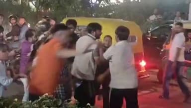 🚨 दिल्ली के प्रीत विहार में रोड रेज का खौफनाक मामला!
📍 प्रीत विहार, दिल्ली
Wrong-side से आ रहे कुछ दबंगों ने कथित तौर पर एक परिवार के साथ मारपीट की। पूरी घटना का वीडियो सोशल मीडिया पर वायरल हो रहा है और लोगों में आक्रोश है।
सड़क पर कानून हाथ में लेने वालों के खिलाफ सख्त कार्रवाई ज़रूरी है। अगर रोड रेज और गुंडागर्दी पर समय रहते रोक नहीं लगी, तो आम लोगों की सुरक्षा पर गंभीर सवाल खड़े होंगे।
#Delhi #PreetVihar #RoadRage #ViralVideo #BreakingNews #CrimeNews #DelhiPolice #PublicSafety #IndiaNews #CCTV