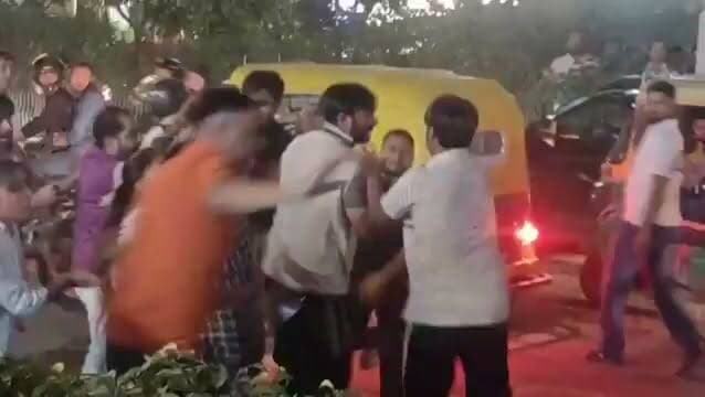 🚨 दिल्ली के प्रीत विहार में रोड रेज का खौफनाक मामला!
📍 प्रीत विहार, दिल्ली
Wrong-side से आ रहे कुछ दबंगों ने कथित तौर पर एक परिवार के साथ मारपीट की। पूरी घटना का वीडियो सोशल मीडिया पर वायरल हो रहा है और लोगों में आक्रोश है।
सड़क पर कानून हाथ में लेने वालों के खिलाफ सख्त कार्रवाई ज़रूरी है। अगर रोड रेज और गुंडागर्दी पर समय रहते रोक नहीं लगी, तो आम लोगों की सुरक्षा पर गंभीर सवाल खड़े होंगे।
#Delhi #PreetVihar #RoadRage #ViralVideo #BreakingNews #CrimeNews #DelhiPolice #PublicSafety #IndiaNews #CCTV