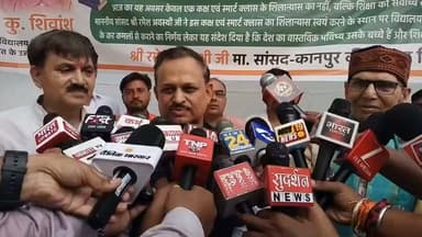 *मुख्य अतिथि बना पहली कक्षा का छात्र, सांसद रमेश अवस्थी की अनूठी पहल से परमट प्राथमिक विद्यालय में स्मार्ट क्लास और आधुनिक कक्षों का शिलान्यास*
कानपुर। सरकारी विद्यालयों में आधुनिक शिक्षा को नई दिशा देने की मुहिम के तहत कानपुर के परमट स्थित प्राथमिक विद्यालय में सोमवार को एक प्रेरणादायी और ऐतिहासिक कार्यक्रम आयोजित किया गया। कानपुर के सांसद रमेश अवस्थी की सांसद निधि से विद्यालय में बनने वाले आधुनिक शिक्षण कक्षों और अत्याधुनिक स्मार्ट क्लास का शिलान्यास ऐसे अंदाज में किया गया, जिसने हर किसी का ध्यान अपनी ओर खींच लिया। परंपराओं से अलग हटकर इस कार्यक्रम का मुख्य अतिथि विद्यालय की पहली कक्षा के होनहार छात्र कुमार शिवांशु को बनाया गया। यह केवल एक औपचारिकता नहीं थी, बल्कि यह संदेश था कि देश का भविष्य बच्चों के हाथों में है और उनका सम्मान ही विकसित भारत की सबसे मजबूत नींव है।
कार्यक्रम में सांसद रमेश अवस्थी की मौजूदगी में कुमार शिवांशु ने विधि-विधान से भूमि पूजन किया, नारियल फोड़ा और रिमोट के माध्यम से शिलापट्ट का अनावरण कर स्मार्ट क्लास एवं नवीन कक्षों के निर्माण कार्य का शुभारंभ किया। एक छोटे से विद्यार्थी के हाथों इस विकास कार्य की शुरुआत होते देख उपस्थित अभिभावक, शिक्षक, जनप्रतिनिधि और स्थानीय नागरिक भावुक भी हुए और गौरवान्वित भी। सभी ने इस पहल को बच्चों के आत्मविश्वास को बढ़ाने वाली एक अनुकरणीय सोच बताया।
सांसद रमेश अवस्थी ने कहा कि शिक्षा केवल भवन निर्माण का विषय नहीं, बल्कि राष्ट्र निर्माण का सबसे मजबूत माध्यम है। उन्होंने कहा कि यदि सरकारी विद्यालयों के बच्चों को आधुनिक संसाधन, तकनीक और बेहतर वातावरण उपलब्ध कराया जाए तो वे किसी भी निजी विद्यालय के विद्यार्थियों से पीछे नहीं रहेंगे। उनका उद्देश्य सरकारी स्कूलों को भी ऐसी सुविधाओं से जोड़ना है, जहां हर बच्चा डिजिटल तकनीक के माध्यम से गुणवत्तापूर्ण शिक्षा प्राप्त कर सके।
उन्होंने कहा कि प्रधानमंत्री नरेंद्र मोदी के डिजिटल इंडिया और विकसित भारत के संकल्प को साकार करने में सरकारी विद्यालयों की भूमिका बेहद महत्वपूर्ण है। स्मार्ट क्लास के माध्यम से बच्चों को कंप्यूटर, प्रोजेक्टर, डिजिटल कंटेंट और इंटरएक्टिव लर्निंग जैसी आधुनिक सुविधाएं मिलेंगी, जिससे उनकी समझ, तार्किक क्षमता और तकनीकी ज्ञान में उल्लेखनीय वृद्धि होगी। सांसद ने कहा कि यह पहल केवल भवन निर्माण तक सीमित नहीं है, बल्कि यह आने वाली पीढ़ी को भविष्य की चुनौतियों के लिए तैयार करने का प्रयास है।
कार्यक्रम के दौरान सांसद रमेश अवस्थी ने मुख्य अतिथि बने छात्र कुमार शिवांशु को सम्मानित करते हुए उन्हें एक विद्यालयी बैग और शिक्षा उपयोगी सामग्री भेंट की। उन्होंने बच्चों से कहा कि मेहनत, अनुशासन और शिक्षा ही जीवन की सबसे बड़ी पूंजी है। इस अवसर पर विद्यालय के अन्य विद्यार्थियों का भी उत्साहवर्धन किया गया।
विद्यालय के प्रधानाध्यापक ने बताया कि सांसद रमेश अवस्थी लगातार विद्यालय के विकास के लिए कार्य कर रहे हैं। इससे पहले भी उन्होंने विद्यार्थियों को स्कूल यूनिफॉर्म उपलब्ध कराई थी और अब सांसद निधि से आधुनिक कक्ष एवं स्मार्ट क्लास का निर्माण कराया जा रहा है। उन्होंने विश्वास जताया कि इन सुविधाओं के शुरू होने से बच्चों की उपस्थिति बढ़ेगी, पढ़ाई अधिक रोचक होगी और शिक्षा की गुणवत्ता में बड़ा सुधार देखने को मिलेगा।
कार्यक्रम के दौरान विद्यालय के विद्यार्थियों ने रंगारंग सांस्कृतिक प्रस्तुतियां देकर सभी अतिथियों का स्वागत किया। बच्चों की प्रतिभा को देखकर उपस्थित लोगों ने जोरदार तालियों से उनका उत्साहवर्धन किया।
कार्यक्रम के अंत में विद्यालय प्रशासन ने सांसद रमेश अवस्थी के प्रति आभार व्यक्त करते हुए कहा कि उनकी पहल से सरकारी विद्यालय में भी आधुनिक शिक्षा का नया अध्याय शुरू हो रहा है। स्मार्ट क्लास और नए शिक्षण कक्ष बच्चों को निजी विद्यालयों जैसी सुविधाएं उपलब्ध कराएंगे और उन्हें डिजिटल युग के अनुरूप तैयार करेंगे। उपस्थित सभी लोगों ने इस पहल को शिक्षा के क्षेत्र में दूरदर्शी, प्रेरणादायी और अनुकरणीय बताते हुए विश्वास व्यक्त किया कि यह कदम सरकारी विद्यालयों की तस्वीर बदलने के साथ-साथ हजारों बच्चों के भविष्य को नई उड़ान देने का माध्यम बनेगा।
#kanpurnews #digital #school #student