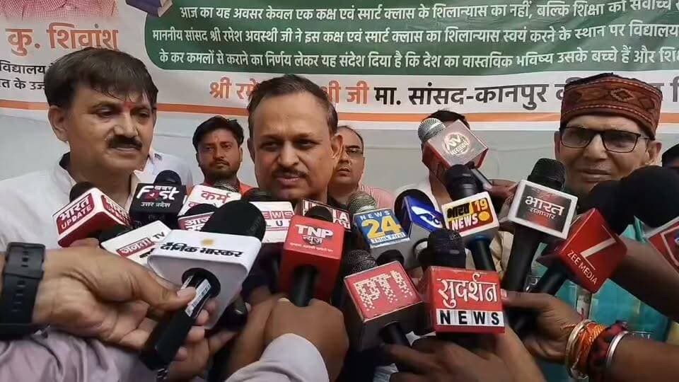 *मुख्य अतिथि बना पहली कक्षा का छात्र, सांसद रमेश अवस्थी की अनूठी पहल से परमट प्राथमिक विद्यालय में स्मार्ट क्लास और आधुनिक कक्षों का शिलान्यास*
कानपुर। सरकारी विद्यालयों में आधुनिक शिक्षा को नई दिशा देने की मुहिम के तहत कानपुर के परमट स्थित प्राथमिक विद्यालय में सोमवार को एक प्रेरणादायी और ऐतिहासिक कार्यक्रम आयोजित किया गया। कानपुर के सांसद रमेश अवस्थी की सांसद निधि से विद्यालय में बनने वाले आधुनिक शिक्षण कक्षों और अत्याधुनिक स्मार्ट क्लास का शिलान्यास ऐसे अंदाज में किया गया, जिसने हर किसी का ध्यान अपनी ओर खींच लिया। परंपराओं से अलग हटकर इस कार्यक्रम का मुख्य अतिथि विद्यालय की पहली कक्षा के होनहार छात्र कुमार शिवांशु को बनाया गया। यह केवल एक औपचारिकता नहीं थी, बल्कि यह संदेश था कि देश का भविष्य बच्चों के हाथों में है और उनका सम्मान ही विकसित भारत की सबसे मजबूत नींव है।
कार्यक्रम में सांसद रमेश अवस्थी की मौजूदगी में कुमार शिवांशु ने विधि-विधान से भूमि पूजन किया, नारियल फोड़ा और रिमोट के माध्यम से शिलापट्ट का अनावरण कर स्मार्ट क्लास एवं नवीन कक्षों के निर्माण कार्य का शुभारंभ किया। एक छोटे से विद्यार्थी के हाथों इस विकास कार्य की शुरुआत होते देख उपस्थित अभिभावक, शिक्षक, जनप्रतिनिधि और स्थानीय नागरिक भावुक भी हुए और गौरवान्वित भी। सभी ने इस पहल को बच्चों के आत्मविश्वास को बढ़ाने वाली एक अनुकरणीय सोच बताया।
सांसद रमेश अवस्थी ने कहा कि शिक्षा केवल भवन निर्माण का विषय नहीं, बल्कि राष्ट्र निर्माण का सबसे मजबूत माध्यम है। उन्होंने कहा कि यदि सरकारी विद्यालयों के बच्चों को आधुनिक संसाधन, तकनीक और बेहतर वातावरण उपलब्ध कराया जाए तो वे किसी भी निजी विद्यालय के विद्यार्थियों से पीछे नहीं रहेंगे। उनका उद्देश्य सरकारी स्कूलों को भी ऐसी सुविधाओं से जोड़ना है, जहां हर बच्चा डिजिटल तकनीक के माध्यम से गुणवत्तापूर्ण शिक्षा प्राप्त कर सके।
उन्होंने कहा कि प्रधानमंत्री नरेंद्र मोदी के डिजिटल इंडिया और विकसित भारत के संकल्प को साकार करने में सरकारी विद्यालयों की भूमिका बेहद महत्वपूर्ण है। स्मार्ट क्लास के माध्यम से बच्चों को कंप्यूटर, प्रोजेक्टर, डिजिटल कंटेंट और इंटरएक्टिव लर्निंग जैसी आधुनिक सुविधाएं मिलेंगी, जिससे उनकी समझ, तार्किक क्षमता और तकनीकी ज्ञान में उल्लेखनीय वृद्धि होगी। सांसद ने कहा कि यह पहल केवल भवन निर्माण तक सीमित नहीं है, बल्कि यह आने वाली पीढ़ी को भविष्य की चुनौतियों के लिए तैयार करने का प्रयास है।
कार्यक्रम के दौरान सांसद रमेश अवस्थी ने मुख्य अतिथि बने छात्र कुमार शिवांशु को सम्मानित करते हुए उन्हें एक विद्यालयी बैग और शिक्षा उपयोगी सामग्री भेंट की। उन्होंने बच्चों से कहा कि मेहनत, अनुशासन और शिक्षा ही जीवन की सबसे बड़ी पूंजी है। इस अवसर पर विद्यालय के अन्य विद्यार्थियों का भी उत्साहवर्धन किया गया।
विद्यालय के प्रधानाध्यापक ने बताया कि सांसद रमेश अवस्थी लगातार विद्यालय के विकास के लिए कार्य कर रहे हैं। इससे पहले भी उन्होंने विद्यार्थियों को स्कूल यूनिफॉर्म उपलब्ध कराई थी और अब सांसद निधि से आधुनिक कक्ष एवं स्मार्ट क्लास का निर्माण कराया जा रहा है। उन्होंने विश्वास जताया कि इन सुविधाओं के शुरू होने से बच्चों की उपस्थिति बढ़ेगी, पढ़ाई अधिक रोचक होगी और शिक्षा की गुणवत्ता में बड़ा सुधार देखने को मिलेगा।
कार्यक्रम के दौरान विद्यालय के विद्यार्थियों ने रंगारंग सांस्कृतिक प्रस्तुतियां देकर सभी अतिथियों का स्वागत किया। बच्चों की प्रतिभा को देखकर उपस्थित लोगों ने जोरदार तालियों से उनका उत्साहवर्धन किया।
कार्यक्रम के अंत में विद्यालय प्रशासन ने सांसद रमेश अवस्थी के प्रति आभार व्यक्त करते हुए कहा कि उनकी पहल से सरकारी विद्यालय में भी आधुनिक शिक्षा का नया अध्याय शुरू हो रहा है। स्मार्ट क्लास और नए शिक्षण कक्ष बच्चों को निजी विद्यालयों जैसी सुविधाएं उपलब्ध कराएंगे और उन्हें डिजिटल युग के अनुरूप तैयार करेंगे। उपस्थित सभी लोगों ने इस पहल को शिक्षा के क्षेत्र में दूरदर्शी, प्रेरणादायी और अनुकरणीय बताते हुए विश्वास व्यक्त किया कि यह कदम सरकारी विद्यालयों की तस्वीर बदलने के साथ-साथ हजारों बच्चों के भविष्य को नई उड़ान देने का माध्यम बनेगा।
#kanpurnews #digital #school #student
