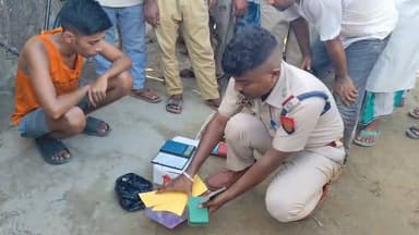 লাহৰিঘাট বজাৰৰ দক্ষিণে লালি নৈৰ পকী দলঙৰ পাৰত আজি মৰিগাঁও বিশেষ আৰক্ষীৰ অভিযানত এক ড্ৰাগছ সৰবৰাহ কাৰী আটক হয়। ধৃত ড্ৰাগছ সৰবৰাহ কাৰী জনৰ নাম আনছাৰুল চৌধুৰী। মৰিগাঁও বিশেষ আৰক্ষী আৰু লাহৰিঘাট আৰক্ষীৰ অভিযান কালত ধৃত ড্ৰাগছ সৰবৰাহ কাৰী জনৰ পৰা সন্দেহ যুক্ত ড্ৰাগছ ভৰ্তি ১ টা চাবোনৰ বাকচ উদ্ধাৰ কৰে। আৰক্ষীয়ে উদ্ধাৰ কৰা ড্ৰাগছ খিনিৰ ওজন ৯.৭০ গ্ৰাম।
