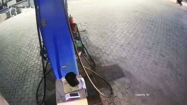 2700 रुपये का पेट्रोल भरवाया... और फिर जो हुआ, उसे देखकर पेट्रोल पंप का कर्मचारी भी हैरान रह गया। पूरी घटना CCTV में कैद हो गई।
#viralvideo #faridabad #viralreel