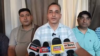 📰 हिम दृष्टि न्यूज़ | चंबा
प्राथमिक शिक्षक संघ जिला चंबा की बैठक संपन्न, 11 जुलाई से न्याय यात्रा और 26 जुलाई को शिमला में धरने की तैयारी
चंबा, 6 जुलाई। हिमाचल प्रदेश प्राथमिक शिक्षक संघ जिला चंबा की महत्वपूर्ण बैठक बीआरसीसी कार्यालय हरदासपुरा (समलेऊ) में जिला अध्यक्ष पुनीत निराला की अध्यक्षता में आयोजित हुई। बैठक में जिले के विभिन्न शिक्षा खंडों के पदाधिकारियों ने भाग लिया तथा प्राथमिक शिक्षकों की विभिन्न समस्याओं पर विस्तार से चर्चा की गई।
बैठक में प्रदेश कार्यकारिणी द्वारा प्रस्तावित 11 जुलाई से न्याय यात्रा तथा 26 जुलाई को शिमला में आयोजित होने वाले विशाल धरना-प्रदर्शन को सफल बनाने के लिए रणनीति तैयार की गई। इस दौरान सभी खंडों के पदाधिकारियों से अधिक से अधिक शिक्षकों की भागीदारी सुनिश्चित करने का आह्वान किया गया। �
Amar Ujala
संघ ने बताया कि जिला चंबा के चुनावों से संबंधित मामला अभी संबंधित प्राधिकरण एवं न्यायालय में विचाराधीन है। अंतिम निर्णय आने तक पुनीत निराला को जिला अध्यक्ष के रूप में संगठन के नियमित कार्यों के संचालन के लिए अधिकृत किया गया है।
बैठक में सर्वसम्मति से यह भी निर्णय लिया गया कि न्यायालय का अंतिम फैसला आने तक जिला अध्यक्ष के नेतृत्व में एक कार्यकारी समिति (Working Committee) गठित की जाएगी, जो संगठन की गतिविधियों का संचालन करेगी तथा प्राथमिक शिक्षकों की समस्याओं के समाधान और उनके सम्मान की रक्षा के लिए कार्य करेगी।
संघ के पदाधिकारियों ने कहा कि संगठन अपने अस्तित्व और प्राथमिक शिक्षकों के अधिकारों की रक्षा के लिए पूरी मजबूती से संघर्ष जारी रखेगा तथा आगामी कार्यक्रमों में सभी शिक्षकों से सक्रिय सहयोग की अपील की। #Himachal #govt #Primary #School #Federation #HP #chamba