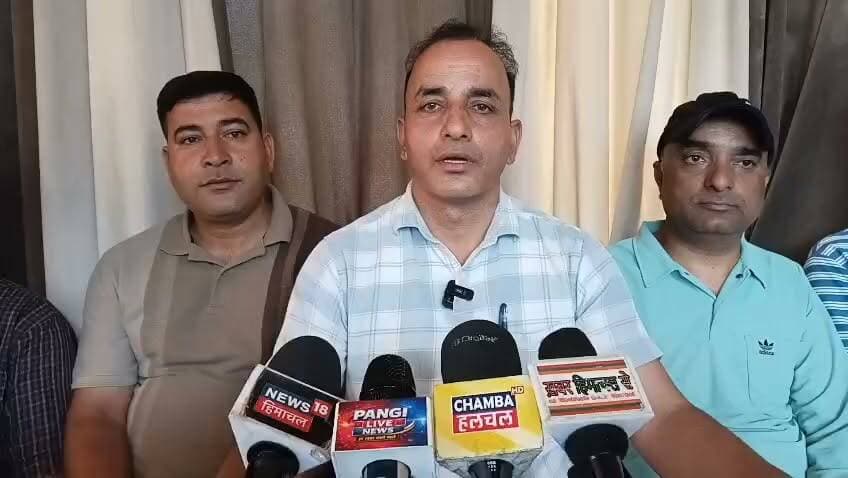 📰 हिम दृष्टि न्यूज़ | चंबा
प्राथमिक शिक्षक संघ जिला चंबा की बैठक संपन्न, 11 जुलाई से न्याय यात्रा और 26 जुलाई को शिमला में धरने की तैयारी
चंबा, 6 जुलाई। हिमाचल प्रदेश प्राथमिक शिक्षक संघ जिला चंबा की महत्वपूर्ण बैठक बीआरसीसी कार्यालय हरदासपुरा (समलेऊ) में जिला अध्यक्ष पुनीत निराला की अध्यक्षता में आयोजित हुई। बैठक में जिले के विभिन्न शिक्षा खंडों के पदाधिकारियों ने भाग लिया तथा प्राथमिक शिक्षकों की विभिन्न समस्याओं पर विस्तार से चर्चा की गई।
बैठक में प्रदेश कार्यकारिणी द्वारा प्रस्तावित 11 जुलाई से न्याय यात्रा तथा 26 जुलाई को शिमला में आयोजित होने वाले विशाल धरना-प्रदर्शन को सफल बनाने के लिए रणनीति तैयार की गई। इस दौरान सभी खंडों के पदाधिकारियों से अधिक से अधिक शिक्षकों की भागीदारी सुनिश्चित करने का आह्वान किया गया। �
Amar Ujala
संघ ने बताया कि जिला चंबा के चुनावों से संबंधित मामला अभी संबंधित प्राधिकरण एवं न्यायालय में विचाराधीन है। अंतिम निर्णय आने तक पुनीत निराला को जिला अध्यक्ष के रूप में संगठन के नियमित कार्यों के संचालन के लिए अधिकृत किया गया है।
बैठक में सर्वसम्मति से यह भी निर्णय लिया गया कि न्यायालय का अंतिम फैसला आने तक जिला अध्यक्ष के नेतृत्व में एक कार्यकारी समिति (Working Committee) गठित की जाएगी, जो संगठन की गतिविधियों का संचालन करेगी तथा प्राथमिक शिक्षकों की समस्याओं के समाधान और उनके सम्मान की रक्षा के लिए कार्य करेगी।
संघ के पदाधिकारियों ने कहा कि संगठन अपने अस्तित्व और प्राथमिक शिक्षकों के अधिकारों की रक्षा के लिए पूरी मजबूती से संघर्ष जारी रखेगा तथा आगामी कार्यक्रमों में सभी शिक्षकों से सक्रिय सहयोग की अपील की। #Himachal #govt #Primary #School #Federation #HP #chamba