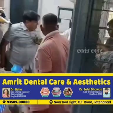 XEN को जबरन नोटों की गड्डी पकड़ाने की कोशिश, बिजली कनेक्शन जारी न होने पर हंगामा..
फतेहाबाद के टोहाना में सोमवार को बिजली निगम के एक्सईएन ऑफिस में जमकर हंगामा हुआ। दो लोगों ने एक्सईएन कृष्ण कुमार के हाथ में जबरन नोटों की गड्डी थमाने की कोशिश की। जब उन्होंने पैसे लेने से इनकार कर दिया तो उनके साथ हाथापाई भी की गई। एक बुजुर्ग ने एक्सईएन को बगल में दबा लिया।
इसके बाद एक्सईएन ऑफिस से निकलकर स्टाफ के पास पहुंचे और कर्मचारियों से लगातार कहते रहे, "पुलिस को बुलाओ... डायल-112 पर कॉल करो। मुझ पर हमला किया गया है।" इसके बाद ऑफिस में मौजूद अन्य कर्मचारियों ने बीच-बचाव कर मामला शांत कराया।
दोनों लोगों ने एक्सईएन पर बिजली कनेक्शन जारी करने के बदले दो लाख रुपए रिश्वत मांगने का आरोप लगाया है। इस पूरे घटनाक्रम का वीडियो भी सामने आया है। बाद में एक्सईएन इलाज के लिए सिविल अस्पताल पहुंचे।
#tohana #fatehabad #bijlinigam