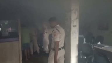 🚨 बैंक में सुबह-सुबह मची अफरा-तफरी! आग कैश काउंटर तक पहुंचती, उससे पहले अग्निशमन टीम ने बचा लिया लाखों का नुकसान... 🔥🚒
मुख्य बातें:
🔹 सोमवार सुबह करीब 4:30 बजे उत्कर्ष स्मॉल फाइनेंस बैंक में लगी आग।
🔹 ऊपर रह रहे किरायेदारों ने धुआं देखकर दी अग्निशमन विभाग को सूचना।
🔹 अग्निशमन दल ने समय रहते आग पर पाया काबू, बड़ी घटना टली।
🔹 प्रारंभिक जांच में शॉर्ट सर्किट से आग लगने की आशंका।
🔹 आग कैश काउंटर के बगल वाले हिस्से में लगी थी।
🔹 समय पर आग नहीं बुझती तो लाखों रुपये के नुकसान की आशंका थी।
🔹 बैंक में हुए नुकसान का आकलन जारी।
#अमरपुर #उत्कर्ष_स्मॉल_फाइनेंस_बैंक #BankFire #BreakingNews #Banka #FireIncident #MediaDarshan #BiharNews #Amarpur #FireBrigade
