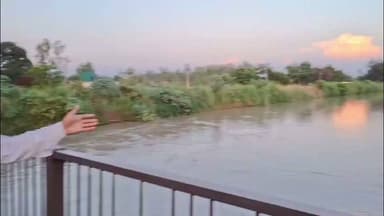 ककोड़ के पास चचूरा नहर में युवक डूबा, NDRF की टीम तलाश में जुटी
बुलंदशहर के ककोड़ क्षेत्र स्थित चचूरा नहर में एक युवक के डूबने की सूचना है। युवक प्राणगढ़ गांव का निवासी बताया जा रहा है। सूचना मिलते ही NDRF की टीम मौके पर पहुंची और युवक की तलाश में रेस्क्यू अभियान जारी है।
#Hashtags:
#Kakod #Bulandshahr #NDRF #RescueOperation #BreakingNews #ChachuraNahar #UttarPradesh #LocalNews #NewsUpdate #RescueTeam #GreaterNoidaNews #NoidaNews #HindiNews #GroundReport #LatestNews