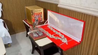 राम मंदिर ट्रस्ट ने दिखाया वो चढ़ावा जिसकी चोरी का हुआ दावा, रामचरितमानस, हार... दान में मिली सभी वस्तुएं पूरी तरह सुरक्षित !
#राममंदिर #rammandir #ayodhya #viral