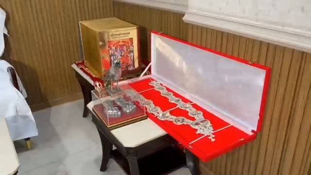 राम मंदिर ट्रस्ट ने दिखाया वो चढ़ावा जिसकी चोरी का हुआ दावा, रामचरितमानस, हार... दान में मिली सभी वस्तुएं पूरी तरह सुरक्षित !
#राममंदिर #rammandir #ayodhya #viral