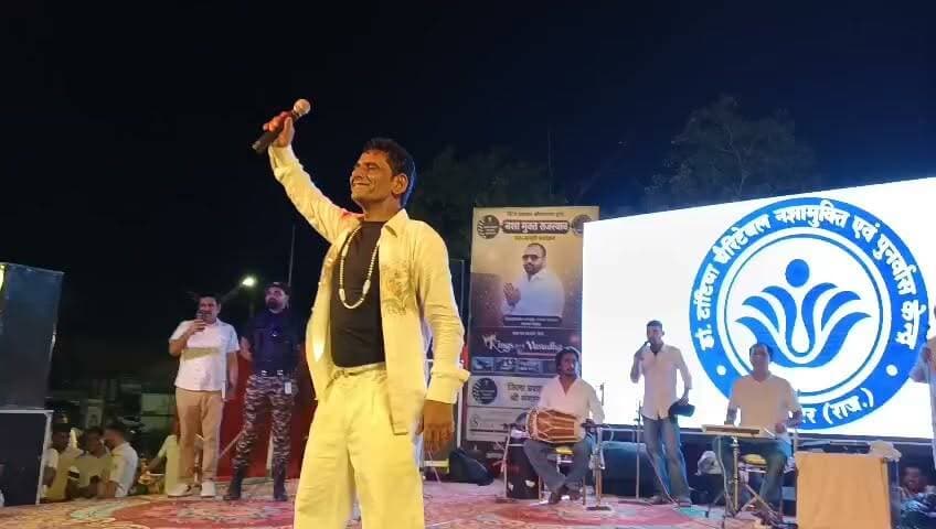 "हंसी का महाकुंभ" लाफ्टर चैम्पियन कॉमेडियन ख्याली सहारण की करणपुर में धमाकेदार एंट्री, ठहाकों से गूंजेगा पूरा शहर
#हैशटैग #KhayaliSaharan #LaughterChampion #Karanpur #ComedyShow #MotivationalComedy #LiveShow #RajasthanEvents #DucNewsRajasthan #ViralNews #TrendingNow #ComedyNight #Entertainment #ShriKaranpur