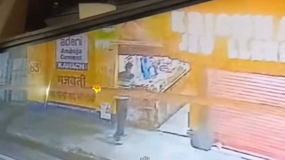 हमीरपुर में चार्जिंग पर लगा मोबाइल ले उड़ा शातिर, CCTV में कैद हुई चोरी,हमीरपुर के डिडवीं टिक्कर बाजार की घटना, काफी देर तक मौका तलाशता रहा युवक, वीडियो सोशल मीडिया पर वायरल #hamirpurhimachalpradesh #hamirpur_the_heart_of_himachal #Hamirpur #viralreelschallenge #viral #viralreelsシ #viral #viralreelsfacebook #viralpost #highlightseveryonefollowers #highlightseveryone #highlightsシ゚ #highlightsfollowers #highlightseveryonefbreels #highlights #followerseveryone #followersreels #followersシ゚ #followersnonfollowers #followersandnonfollowers #followers #himachalpradesh