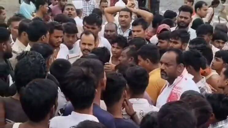 रफीगंज के पौथू थाना क्षेत्र के भताडी़ मोड़ पर दो किशोरियों की मौत मामले में 60 अज्ञात पर प्राथमिकी, सड़क जाम व तोड़फोड़ का आरोप
#रफीगंज #RafiganjNewsChannel #RafiganjNews #Accident_News #पौथू
