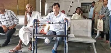 ग्रेटर नोएडा में रागिनी गायक ओमपाल ने यथार्थ अस्पताल पर इलाज में लापरवाही के गंभीर आरोप लगाए हैं। उनका कहना है कि सड़क हादसे के बाद अस्पताल में उनका इलाज हुआ, लेकिन इलाज के दौरान उनका पैर काटना पड़ा। ओमपाल का आरोप है कि अब वह स्थायी रूप से दिव्यांग हो गए हैं, जिससे उनके परिवार का पालन-पोषण करना भी मुश्किल हो गया है।
इस मामले को लेकर ओमपाल ने जिलाधिकारी से शिकायत कर निष्पक्ष जांच की मांग की है। साथ ही उन्होंने प्रशासन से आर्थिक सहायता और दोषियों के खिलाफ सख्त कार्रवाई की भी अपील की है। अब देखने वाली बात होगी कि प्रशासन इस शिकायत पर क्या कार्रवाई करता है।