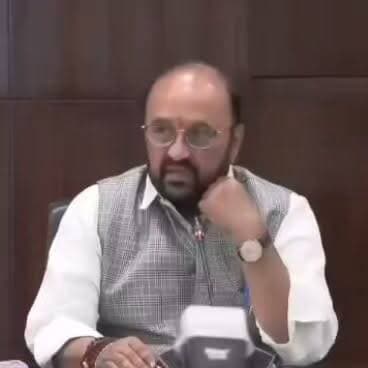 फतेहपुर को मिली शिक्षा क्षेत्र में बड़ी सौगात, नए संस्कृत निजी विश्वविद्यालय को मंजूरी
उच्च शिक्षा और रोजगार के नए अवसरों का खुलेगा मार्ग
संस्कृत, भारतीय ज्ञान परंपरा और शोध को मिलेगा नया संस्थागत आधार
✒️रिपोर्ट समाचार संपादक रविंद्र नाथ द्विवेदी
फतेहपुर (उत्तर प्रदेश) जनपद के लिए उच्च शिक्षा के क्षेत्र में एक महत्वपूर्ण उपलब्धि सामने आई है। जिले में एक नए संस्कृत निजी विश्वविद्यालय की स्थापना को मंजूरी मिल गई है। इस निर्णय से संस्कृत शिक्षा, भारतीय ज्ञान परंपरा, शोध और कौशल आधारित शिक्षा को बढ़ावा मिलने की उम्मीद है। साथ ही स्थानीय युवाओं के लिए उच्च शिक्षा और रोजगार के नए अवसर भी सृजित होने की संभावना है।
उत्तर प्रदेश के फतेहपुर जिले के लिए यह एक ऐतिहासिक उपलब्धि मानी जा रही है। नए संस्कृत निजी विश्वविद्यालय को मंजूरी मिलने से जिले की शैक्षणिक पहचान को नई दिशा मिलने की उम्मीद है। लंबे समय से उच्च शिक्षा संस्थानों के विस्तार की मांग की जा रही थी और अब इस मंजूरी के बाद शिक्षा के क्षेत्र में एक नया अध्याय जुड़ने जा रहा है।
इस विश्वविद्यालय के स्थापित होने से न केवल संस्कृत भाषा और भारतीय संस्कृति के अध्ययन को प्रोत्साहन मिलेगा, बल्कि शोध, आधुनिक शिक्षा और विभिन्न व्यावसायिक पाठ्यक्रमों के माध्यम से छात्रों को गुणवत्तापूर्ण शिक्षा उपलब्ध कराने का मार्ग भी प्रशस्त होगा।
विशेषज्ञों का मानना है कि विश्वविद्यालय शुरू होने के बाद प्रत्यक्ष और अप्रत्यक्ष रूप से रोजगार के अनेक अवसर पैदा होंगे। शिक्षकों, शोधकर्ताओं, प्रशासनिक कर्मचारियों तथा अन्य सहयोगी सेवाओं में स्थानीय युवाओं को रोजगार मिलने की संभावना बढ़ेगी। इसके अलावा जिले में शिक्षा, आवास, परिवहन, पुस्तक प्रकाशन और स्थानीय व्यापार को भी सकारात्मक गति मिलने की उम्मीद है।
स्थानीय लोगों ने इस निर्णय का स्वागत करते हुए इसे फतेहपुर के शैक्षणिक विकास की दिशा में महत्वपूर्ण कदम बताया है। उनका मानना है कि इससे जिले के विद्यार्थियों को उच्च शिक्षा के लिए दूसरे शहरों पर निर्भरता भी कम होगी।
किसी भी क्षेत्र में उच्च शिक्षण संस्थान की स्थापना केवल शिक्षा तक सीमित नहीं होती, बल्कि यह सामाजिक, आर्थिक और सांस्कृतिक विकास का भी माध्यम बनती है। यदि विश्वविद्यालय का संचालन निर्धारित मानकों के अनुरूप होता है, तो यह आने वाले वर्षों में फतेहपुर को प्रदेश के प्रमुख शैक्षणिक केंद्रों में स्थापित करने की दिशा में महत्वपूर्ण भूमिका निभा सकता है।
🟥 ND NEWS | दैनिक निष्पक्ष धारा की अपील
एनडी न्यूज़ जनपदवासियों से अपील करता है कि इस नई शैक्षणिक पहल का अधिकतम लाभ उठाएं। विद्यार्थी उच्च शिक्षा और शोध के अवसरों का सदुपयोग करें तथा प्रशासन और विश्वविद्यालय प्रबंधन से अपेक्षा है कि गुणवत्तापूर्ण शिक्षा, पारदर्शी प्रवेश प्रक्रिया और उत्कृष्ट शैक्षणिक वातावरण सुनिश्चित किया जाए।
जनहित में सुझाव
स्थानीय विद्यार्थियों को विश्वविद्यालय की प्रवेश प्रक्रिया और पाठ्यक्रमों की समय-समय पर जानकारी दी जाए।
रोजगारोन्मुखी एवं शोध आधारित पाठ्यक्रमों को प्राथमिकता मिले।
आर्थिक रूप से कमजोर विद्यार्थियों के लिए छात्रवृत्ति योजनाएं संचालित की जाएं।
आधुनिक तकनीक और भारतीय ज्ञान परंपरा का समन्वय स्थापित किया जाए।
स्थानीय युवाओं को रोजगार में प्राथमिकता देने का प्रयास किया जाए।
👇👇👇
#NDNews #दैनिकनिष्पक्षधारा #Fatehpur #SanskritUniversity #HigherEducation #Education #UttarPradesh #Youth #Employment #BreakingNews #IndianKnowledge
👇👇👇
@dgpup
@RSSorg
@UPGovt
@RSSgeet
@wpl1090
@Uppolice
@MIB_India
@PMOIndia
@HMOIndia
@VHPDigital
@InfoDeptUP
@myogioffice
@homeupgov
@CMOUP_RC
@CMOfficeUP
@ChiefSecyUP
@ChiefSecyUP
@MahantYogiG
@UpPolicemitra
@BajrangDalOrg
@UPPViralCheck
@rashtrapatibhvn
@112UttarPradesh
@UPMahilakalyan
@myogiadityanath
@UPGovtEducation
@dmfatehpur
@fatehpurpolice
👇👇
🟥 ND NEWS | दैनिक निष्पक्ष धारा
मुख्य संपादक / संस्थापक: राजन सिंह हाड़ा
सह-संपादक: शालिनी सिंह भदौरिया
✒️ रिपोर्ट: सहयोगी शिवा गुप्ता के साथ जिला ब्यूरो अजय श्रीवास्तव
📍 कार्यालय-3: U158, हीरा स्वीट्स के पास, विकास मार्ग, लक्ष्मी नगर, पूर्वी दिल्ली – 110092 (NCR)
📍 कार्यालय-2: विधानसभा रोड, बर्लिंगटन चौराहा, लखनऊ – 226001 (UP)
📍 कार्यालय-1: 1/1 अटल बिहारी चौराहा, नियर बर्मा चौराहा, फतेहपुर – 212601 (UP)
📅 दिनांक: 06 जुलाई 2026
📆 दिन: सोमवार
📧 Email: ndnewschannel@gmail.com
📞 मोबाइल: 9696119696