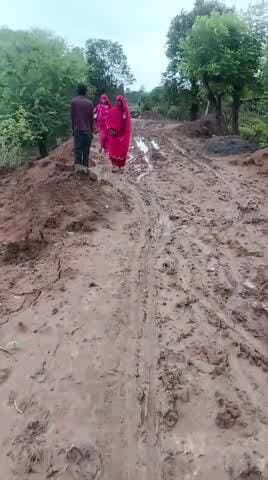 ward no. 15 me pul ke pass kuch is prakar se kichdh mach hai jisse school ke bacche ko jaane ke liye taklif hoti hai