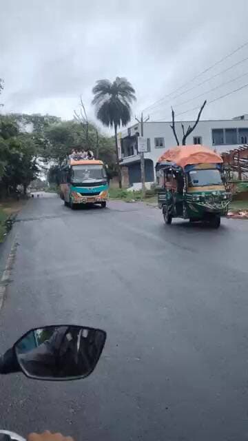 बाजा-गाजा के साथ मौत को न्योता? ओवरलोड बसों में सफर कभी भी बड़े हादसे का कारण बन सकता है।