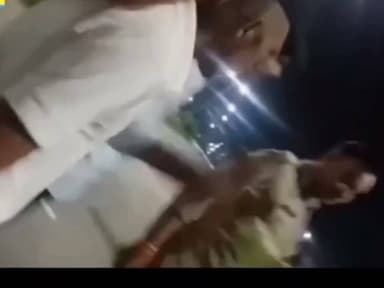 🎧 लखनऊ ट्रैफिक पुलिस की सभ्य भाषा।
किनारे गाड़ी खड़ी कर छात्र ने बस पूछा सर चालान क्यों कर रहे हो।
साहेब को इस बात पर क्रोध आ गया। #trafic #lucknow #police #up #uppolice