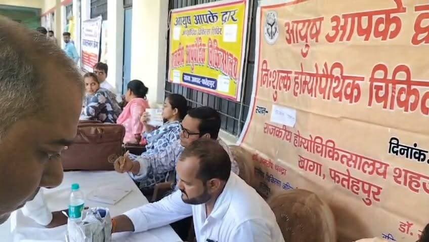 संपूर्ण समाधान दिवस में गूंजा चकमार्ग अतिक्रमण का मामला, डीएम ने दिए संयुक्त कार्रवाई के निर्देश
फरियादी रामा देवी ने दबंगों पर रास्ता रोकने का लगाया आरोप, डीएम ने लिया गंभीर संज्ञान
खागा तहसील में न्याय की उम्मीद बढ़ी, अतिक्रमण हटाने के लिए एसडीएम को दिए निर्देश
✒️रिपोर्ट: पिंटू तिवारी/नागेंद्र पांडये
फतेहपुर (उत्तर प्रदेश)जिले की खागा तहसील में आयोजित संपूर्ण समाधान दिवस में चकमार्ग पर कथित अतिक्रमण और आवागमन बाधित होने का मामला प्रमुखता से उठा। फरियादी रामा देवी ने आरोप लगाया कि चकमार्ग से ट्रैक्टर और अन्य कृषि कार्यों के लिए रास्ता नहीं दिया जा रहा है। जिला अधिकारी श्रीमती निधि गुप्ता वत्स ने मामले को गंभीरता से लेते हुए उपजिलाधिकारी को संयुक्त टीम गठित कर नियमानुसार जांच और निस्तारण के निर्देश दिए।
फतेहपुर। खागा तहसील सभागार में आयोजित संपूर्ण समाधान दिवस में बड़ी संख्या में फरियादी अपनी शिकायतों के साथ पहुंचे। कार्यक्रम की अध्यक्षता जिला अधिकारी श्रीमती निधि गुप्ता वत्स ने की। विभिन्न विभागों के अधिकारी और कर्मचारी भी मौके पर मौजूद रहे। जिला अधिकारी के पहुंचने से फरियादियों में न्याय मिलने की उम्मीद और अधिक मजबूत दिखाई दी।
इसी दौरान सराय साबा ठाकुरपुर स्थित गाटा संख्या 921 के चकमार्ग से जुड़ा मामला प्रमुखता से सामने आया। फरियादी रामा देवी, पत्नी प्रेम सिंह ने आरोप लगाया कि चकमार्ग का निर्माण तो करा दिया गया, लेकिन उस पर किए गए कथित अतिक्रमण को अब तक नहीं हटाया गया है।
रामा देवी का कहना है कि ध्यान सिंह और पप्पू सिंह कथित रूप से ट्रैक्टर निकालने का रास्ता नहीं दे रहे हैं। उनके अनुसार चकमार्ग पर समरसेबल और पानी की टंकी बनाए जाने से कृषि कार्य प्रभावित हो रहे हैं तथा खेत से मिट्टी और अन्य आवश्यक सामान लाने-ले जाने में कठिनाई हो रही है।
फरियादी ने यह भी बताया कि संबंधित राजस्व अधिकारियों द्वारा पहले यह स्पष्ट किया गया था कि या तो ट्रैक्टर निकलने योग्य रास्ता उपलब्ध कराया जाए या फिर अतिक्रमण हटाया जाए। इसके बावजूद समस्या का समाधान नहीं हो सका। उन्होंने कहा कि उनका किसी से व्यक्तिगत विवाद नहीं है, बल्कि वे केवल अपने वैधानिक रास्ते का उपयोग करना चाहती हैं।
मामले को गंभीरता से लेते हुए जिला अधिकारी निधि गुप्ता वत्स ने उपजिलाधिकारी खागा अभिनीत कुमार को निर्देश दिए कि राजस्व एवं संबंधित विभागों की संयुक्त टीम गठित कर मौके की जांच कराई जाए तथा यदि अतिक्रमण पाया जाता है तो नियमानुसार कार्रवाई करते हुए शिकायत का शीघ्र निस्तारण सुनिश्चित किया जाए।
स्थानीय लोगों का कहना है कि संपूर्ण समाधान दिवस का उद्देश्य आम नागरिकों की समस्याओं का समयबद्ध और निष्पक्ष समाधान करना है। ऐसे मामलों में प्रशासन की त्वरित कार्रवाई ग्रामीणों का विश्वास मजबूत करती है।
भूमि और चकमार्ग से जुड़े विवाद ग्रामीण क्षेत्रों में अक्सर सामने आते हैं। ऐसे मामलों का समाधान राजस्व अभिलेखों,मौके की जांच और कानूनी प्रक्रिया के आधार पर किया जाना आवश्यक है। अब इस मामले में प्रशासन की संयुक्त जांच और उसके बाद की कार्रवाई पर सभी की निगाहें रहेंगी।
🟥NDNEWS | दैनिक निष्पक्ष धारा की अपील
एनडी न्यूज़ सभी नागरिकों से अपील करता है कि भूमि एवं चकमार्ग से जुड़े विवादों का समाधान कानूनी प्रक्रिया के माध्यम से करें।किसी भी प्रकार के अतिक्रमण या विवाद की स्थिति में प्रशासन को समय पर सूचना दें और न्यायिक एवं राजस्व व्यवस्था पर विश्वास बनाए रखें।प्रशासन से अपेक्षा है कि ऐसे मामलों का निष्पक्ष, पारदर्शी और समयबद्ध निस्तारण सुनिश्चित किया जाए।
👇👇
#NDNews #Fatehpur #Khaga #SampoornaSamadhanDiwas #NidhiGuptaVats #RevenueDepartment #Encroachment #UPGovernment #PublicGrievance #BreakingNews
👇👇
@dgpup
@RSSorg
@UPGovt
@wpl1090
@RSSgeet
@Uppolice
@MIB_India
@PMOIndia
@HMOIndia
@abmanglik
@VHPDigital
@igrangealld
@myogioffice
@InfoDeptUP
@dmfatehpur
@sdmsadarftp
@CMOfficeUP
@CMOUP_RC
@ChiefSecyUP
@ChiefSecyUP
@MahantYogiG
@FatehpurSdm
@fatehpurpolice
@BajrangDalOrg
@112UttarPradesh
@myogiadityanath
@CommissionerPrg
@ADGZonPrayagraj
👇👇
🟥 ND NEWS | दैनिक निष्पक्ष धारा
मुख्य संपादक / संस्थापक: राजन सिंह हाड़ा
सह-संपादक: शालिनी सिंह भदौरिया
📍 कार्यालय-3: U158, हीरा स्वीट्स के पास, विकास मार्ग, लक्ष्मी नगर, पूर्वी दिल्ली, पिन कोड – 110092 (NCR)
📍 कार्यालय-2: विधानसभा रोड, बर्लिंगटन चौराहा, लखनऊ – 226001 (UP)
📍 कार्यालय-1: 1/1 अटल बिहारी चौराहा, नियर बर्मा चौराहा, फतेहपुर – 212601 (UP)
📅 दिनांक: 07 जुलाई 2026
📆 दिन: मंगलवार
📧 Email: ndnewschannel@gmail.com
📞 मोबाइल: 9696119696