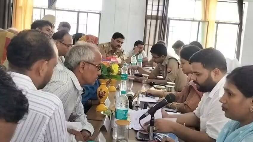 संपूर्ण समाधान दिवस में गूंजा चकमार्ग अतिक्रमण का मामला, डीएम ने दिए संयुक्त कार्रवाई के निर्देश
फरियादी रामा देवी ने दबंगों पर रास्ता रोकने का लगाया आरोप, डीएम ने लिया गंभीर संज्ञान
खागा तहसील में न्याय की उम्मीद बढ़ी, अतिक्रमण हटाने के लिए एसडीएम को दिए निर्देश
✒️रिपोर्ट: पिंटू तिवारी/नागेंद्र पांडये
फतेहपुर (उत्तर प्रदेश)जिले की खागा तहसील में आयोजित संपूर्ण समाधान दिवस में चकमार्ग पर कथित अतिक्रमण और आवागमन बाधित होने का मामला प्रमुखता से उठा। फरियादी रामा देवी ने आरोप लगाया कि चकमार्ग से ट्रैक्टर और अन्य कृषि कार्यों के लिए रास्ता नहीं दिया जा रहा है। जिला अधिकारी श्रीमती निधि गुप्ता वत्स ने मामले को गंभीरता से लेते हुए उपजिलाधिकारी को संयुक्त टीम गठित कर नियमानुसार जांच और निस्तारण के निर्देश दिए।
फतेहपुर। खागा तहसील सभागार में आयोजित संपूर्ण समाधान दिवस में बड़ी संख्या में फरियादी अपनी शिकायतों के साथ पहुंचे। कार्यक्रम की अध्यक्षता जिला अधिकारी श्रीमती निधि गुप्ता वत्स ने की। विभिन्न विभागों के अधिकारी और कर्मचारी भी मौके पर मौजूद रहे। जिला अधिकारी के पहुंचने से फरियादियों में न्याय मिलने की उम्मीद और अधिक मजबूत दिखाई दी।
इसी दौरान सराय साबा ठाकुरपुर स्थित गाटा संख्या 921 के चकमार्ग से जुड़ा मामला प्रमुखता से सामने आया। फरियादी रामा देवी, पत्नी प्रेम सिंह ने आरोप लगाया कि चकमार्ग का निर्माण तो करा दिया गया, लेकिन उस पर किए गए कथित अतिक्रमण को अब तक नहीं हटाया गया है।
रामा देवी का कहना है कि ध्यान सिंह और पप्पू सिंह कथित रूप से ट्रैक्टर निकालने का रास्ता नहीं दे रहे हैं। उनके अनुसार चकमार्ग पर समरसेबल और पानी की टंकी बनाए जाने से कृषि कार्य प्रभावित हो रहे हैं तथा खेत से मिट्टी और अन्य आवश्यक सामान लाने-ले जाने में कठिनाई हो रही है।
फरियादी ने यह भी बताया कि संबंधित राजस्व अधिकारियों द्वारा पहले यह स्पष्ट किया गया था कि या तो ट्रैक्टर निकलने योग्य रास्ता उपलब्ध कराया जाए या फिर अतिक्रमण हटाया जाए। इसके बावजूद समस्या का समाधान नहीं हो सका। उन्होंने कहा कि उनका किसी से व्यक्तिगत विवाद नहीं है, बल्कि वे केवल अपने वैधानिक रास्ते का उपयोग करना चाहती हैं।
मामले को गंभीरता से लेते हुए जिला अधिकारी निधि गुप्ता वत्स ने उपजिलाधिकारी खागा अभिनीत कुमार को निर्देश दिए कि राजस्व एवं संबंधित विभागों की संयुक्त टीम गठित कर मौके की जांच कराई जाए तथा यदि अतिक्रमण पाया जाता है तो नियमानुसार कार्रवाई करते हुए शिकायत का शीघ्र निस्तारण सुनिश्चित किया जाए।
स्थानीय लोगों का कहना है कि संपूर्ण समाधान दिवस का उद्देश्य आम नागरिकों की समस्याओं का समयबद्ध और निष्पक्ष समाधान करना है। ऐसे मामलों में प्रशासन की त्वरित कार्रवाई ग्रामीणों का विश्वास मजबूत करती है।
भूमि और चकमार्ग से जुड़े विवाद ग्रामीण क्षेत्रों में अक्सर सामने आते हैं। ऐसे मामलों का समाधान राजस्व अभिलेखों,मौके की जांच और कानूनी प्रक्रिया के आधार पर किया जाना आवश्यक है। अब इस मामले में प्रशासन की संयुक्त जांच और उसके बाद की कार्रवाई पर सभी की निगाहें रहेंगी।
🟥NDNEWS | दैनिक निष्पक्ष धारा की अपील
एनडी न्यूज़ सभी नागरिकों से अपील करता है कि भूमि एवं चकमार्ग से जुड़े विवादों का समाधान कानूनी प्रक्रिया के माध्यम से करें।किसी भी प्रकार के अतिक्रमण या विवाद की स्थिति में प्रशासन को समय पर सूचना दें और न्यायिक एवं राजस्व व्यवस्था पर विश्वास बनाए रखें।प्रशासन से अपेक्षा है कि ऐसे मामलों का निष्पक्ष, पारदर्शी और समयबद्ध निस्तारण सुनिश्चित किया जाए।
👇👇
#NDNews #Fatehpur #Khaga #SampoornaSamadhanDiwas #NidhiGuptaVats #RevenueDepartment #Encroachment #UPGovernment #PublicGrievance #BreakingNews
👇👇
@dgpup
@RSSorg
@UPGovt
@wpl1090
@RSSgeet
@Uppolice
@MIB_India
@PMOIndia
@HMOIndia
@abmanglik
@VHPDigital
@igrangealld
@myogioffice
@InfoDeptUP
@dmfatehpur
@sdmsadarftp
@CMOfficeUP
@CMOUP_RC
@ChiefSecyUP
@ChiefSecyUP
@MahantYogiG
@FatehpurSdm
@fatehpurpolice
@BajrangDalOrg
@112UttarPradesh
@myogiadityanath
@CommissionerPrg
@ADGZonPrayagraj
👇👇
🟥 ND NEWS | दैनिक निष्पक्ष धारा
मुख्य संपादक / संस्थापक: राजन सिंह हाड़ा
सह-संपादक: शालिनी सिंह भदौरिया
📍 कार्यालय-3: U158, हीरा स्वीट्स के पास, विकास मार्ग, लक्ष्मी नगर, पूर्वी दिल्ली, पिन कोड – 110092 (NCR)
📍 कार्यालय-2: विधानसभा रोड, बर्लिंगटन चौराहा, लखनऊ – 226001 (UP)
📍 कार्यालय-1: 1/1 अटल बिहारी चौराहा, नियर बर्मा चौराहा, फतेहपुर – 212601 (UP)
📅 दिनांक: 07 जुलाई 2026
📆 दिन: मंगलवार
📧 Email: ndnewschannel@gmail.com
📞 मोबाइल: 9696119696