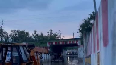 🚨 कोसमी अंडरब्रिज बना 'तालाब'! 🌧️
बैतूल के कोसमी अंडरब्रिज में जरा सी बारिश ने विकास के दावों की पोल खोल दी। सोमवार की हल्की बारिश के बाद अंडरब्रिज पूरी तरह जलमग्न हो गया, जिससे कई बाइक और कारें बीच रास्ते में बंद पड़ गईं। लोगों को अपने वाहन धक्का लगाकर या क्रेन की मदद से बाहर निकालना पड़ा।
स्थानीय लोगों का कहना है कि यह कोई नई समस्या नहीं है। हर बारिश में यही हाल होता है, क्योंकि निर्माण के समय जल निकासी की उचित व्यवस्था नहीं की गई। कई बार शिकायतों के बावजूद अब तक कोई स्थायी समाधान नहीं निकला।
📹 वायरल वीडियो अब प्रशासन से जवाब मांग रहा है।
❓क्या हर बारिश में लोगों को इसी तरह परेशानी झेलनी पड़ेगी?
❓आखिर इस जलभराव की समस्या का स्थायी समाधान कब होगा?
💬 अपनी राय कमेंट में जरूर बताएं और खबर को ज्यादा से ज्यादा शेयर करें।
#बैतूल #KosmiUnderbridge #Betul #Rain #Waterlogging #ViralVideo #MadhyaPradesh #MPNews #Infrastructure #GroundReality #BreakingNews #जनहित #बारिश #जलभराव #वायरल #मध्यप्रदेश