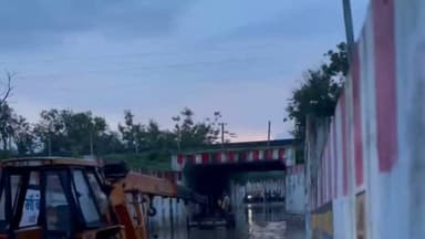 🚨 कोसमी अंडरब्रिज बना 'तालाब'! 🌧️
बैतूल के कोसमी अंडरब्रिज में जरा सी बारिश ने विकास के दावों की पोल खोल दी। सोमवार की हल्की बारिश के बाद अंडरब्रिज पूरी तरह जलमग्न हो गया, जिससे कई बाइक और कारें बीच रास्ते में बंद पड़ गईं। लोगों को अपने वाहन धक्का लगाकर या क्रेन की मदद से बाहर निकालना पड़ा।
स्थानीय लोगों का कहना है कि यह कोई नई समस्या नहीं है। हर बारिश में यही हाल होता है, क्योंकि निर्माण के समय जल निकासी की उचित व्यवस्था नहीं की गई। कई बार शिकायतों के बावजूद अब तक कोई स्थायी समाधान नहीं निकला।
📹 वायरल वीडियो अब प्रशासन से जवाब मांग रहा है।
❓क्या हर बारिश में लोगों को इसी तरह परेशानी झेलनी पड़ेगी?
❓आखिर इस जलभराव की समस्या का स्थायी समाधान कब होगा?
💬 अपनी राय कमेंट में जरूर बताएं और खबर को ज्यादा से ज्यादा शेयर करें।
#बैतूल #KosmiUnderbridge #Betul #Rain #Waterlogging #ViralVideo #MadhyaPradesh #MPNews #Infrastructure #GroundReality #BreakingNews #जनहित #बारिश #जलभराव #वायरल #मध्यप्रदेश