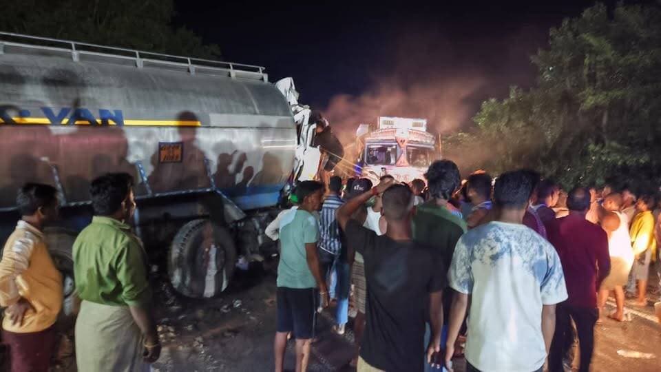 कोडरमा मेघातरी घाटी में देर रात हुई भीषण टक्कर, क्षतिग्रस्त केबिन में फंसे चालक-उपचालक को रेस्क्यू कर अस्पताल पहुंचाया गया
कोडरमा जिले की मेघातरी घाटी में सोमवार देर रात एक भीषण सड़क दुर्घटना ने एक परिवार की खुशियां छीन लीं। दूध से लदा एक टैंकर आगे चल रहे ट्रेलर से टकरा गया, जिससे टैंकर के उपचालक की मौत हो गई जबकि चालक गंभीर रूप से घायल हो गया। दुर्घटना के बाद घाटी क्षेत्र में अफरा-तफरी का माहौल बन गया और राष्ट्रीय राजमार्ग पर घंटों तक यातायात प्रभावित रहा।
प्राप्त जानकारी के अनुसार दूध से भरा टैंकर कोडरमा के रास्ते बिहार की ओर जा रहा था। इसी दौरान मेघातरी घाटी में आगे चल रहे एक भारी ट्रेलर से उसकी जोरदार टक्कर हो गई। टक्कर इतनी भीषण थी कि टैंकर का अगला हिस्सा पूरी तरह क्षतिग्रस्त हो गया और उसमें सवार चालक तथा उपचालक केबिन में फंस गए।
घटना के तुरंत बाद आसपास मौजूद लोगों ने राहत कार्य शुरू किया और पुलिस को सूचना दी। सूचना मिलते ही कोडरमा थाना की पेट्रोलिंग टीम मौके पर पहुंची। स्थानीय लोगों और पुलिस के संयुक्त प्रयास से काफी मशक्कत के बाद दोनों घायलों को क्षतिग्रस्त केबिन से बाहर निकाला गया।
दोनों को तत्काल सदर अस्पताल कोडरमा पहुंचाया गया, जहां चिकित्सकों ने उपचालक को बचाने का प्रयास किया, लेकिन इलाज के दौरान उसकी मौत हो गई। वहीं चालक की हालत गंभीर बनी हुई है और उसका इलाज जारी है।
हादसे के कारण सड़क पर लंबा जाम लग गया। दोनों ओर वाहनों की कतारें लग गईं, जिससे यात्रियों को काफी परेशानी का सामना करना पड़ा। पुलिस ने दुर्घटनाग्रस्त वाहनों को हटाने और यातायात बहाल करने के लिए अभियान चलाया।
प्रारंभिक जांच में माना जा रहा है कि टैंकर चालक वाहन पर नियंत्रण नहीं रख सका और आगे चल रहे ट्रेलर में पीछे से टक्कर मार दी। हालांकि दुर्घटना के वास्तविक कारणों का पता लगाने के लिए पुलिस जांच कर रही है।
कोडरमा घाटी में लगातार हो रहे सड़क हादसे एक बार फिर सड़क सुरक्षा और भारी वाहनों की गति नियंत्रण पर सवाल खड़े कर रहे हैं। स्थानीय लोगों का कहना है कि घाटी क्षेत्र में चेतावनी संकेतों, स्पीड मॉनिटरिंग और नियमित पुलिस निगरानी को और प्रभावी बनाने की आवश्यकता है, ताकि भविष्य में ऐसे हादसों को रोका जा सके।
इस दुखद दुर्घटना के बाद मृतक के परिवार में मातम पसरा हुआ है, जबकि घायल चालक के शीघ्र स्वस्थ होने की कामना की जा रही है।
#KodermaAccident #KodermaNews #JharkhandNews #RoadAccident #TruckAccident #MilkTanker #BreakingNews #TatkshanTimes #Jharkhand #KodermaGhat #AccidentNews #LatestNews