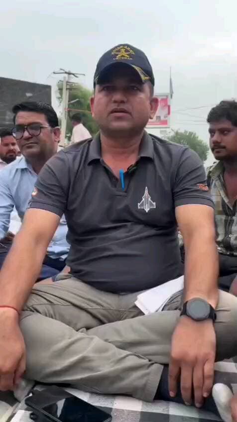 डंपर की टक्कर से व्यक्ति की हुई मौत पब्लिक ने किया रोड जाम ओर धरना प्रदर्शन किया।
