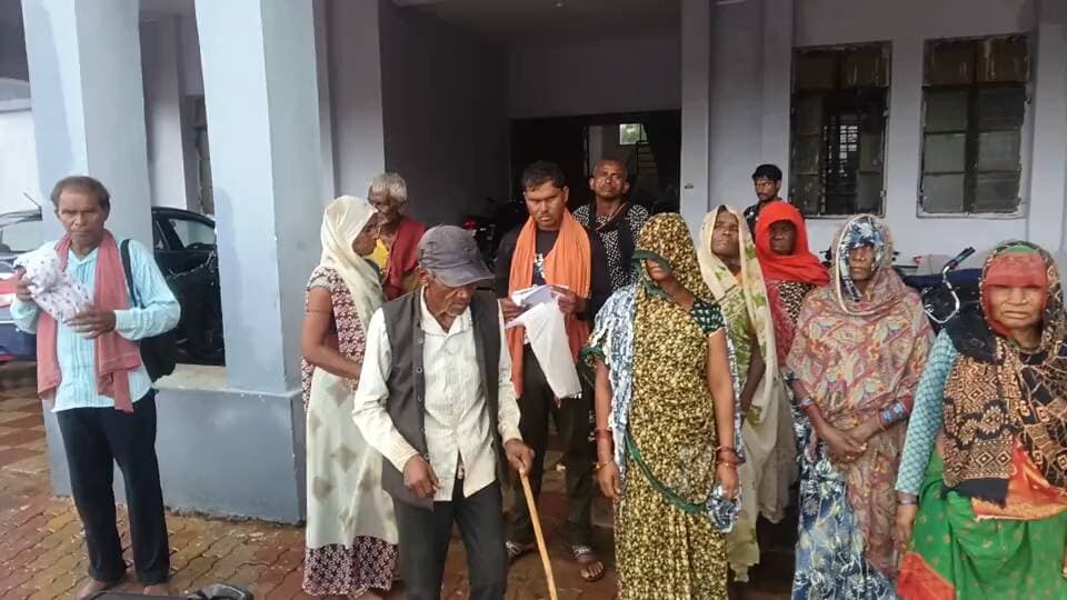 पन्ना। जिला जनसुनवाई में आज एक बार फिर ग्रामीण और किसान अपनी समस्याओं को लेकर पहुँचे।