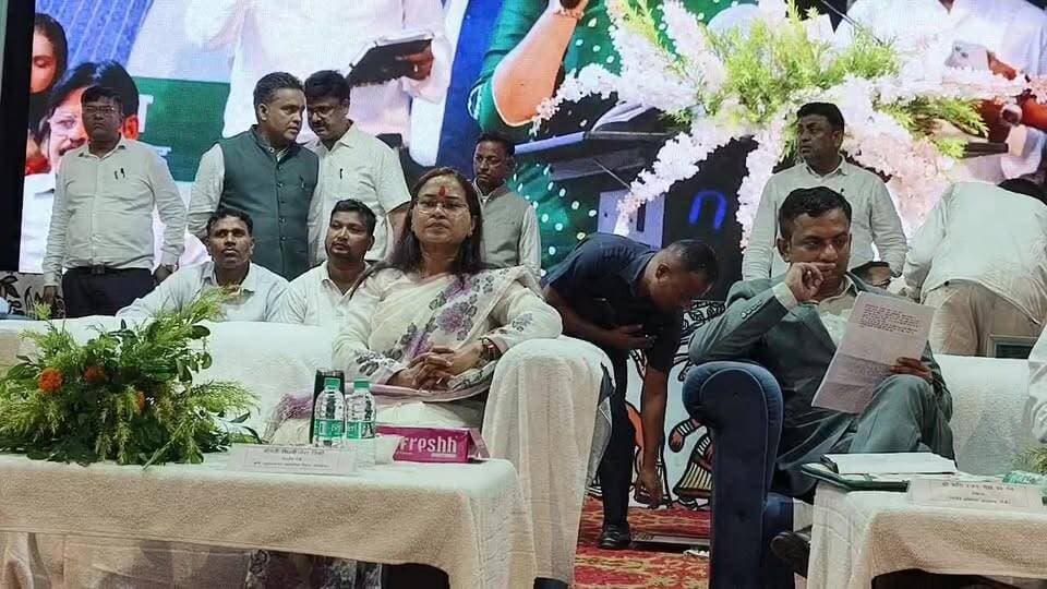🌸 LIVE | सहकारिता सम्मेलन हजारीबाग 2026 में मंत्री शिल्पी नेहा तिर्की का आगमन 🇮🇳
झारखंड सरकार की कृषि, पशुपालन एवं सहकारिता मंत्री शिल्पी नेहा तिर्की सहकारिता सम्मेलन हजारीबाग 2026 में शामिल होने पहुंचीं।
📺 देखिए कार्यक्रम की पूरी LIVE कवरेज, स्वागत समारोह, संबोधन और सम्मेलन की सभी प्रमुख झलकिया
#ShilpiNehaTirkey #SahkaritaSammelan2026 #Hazaribagh #Jharkhand #JharkhandCongress #CooperativeConference #AgricultureMinister #AnimalHusbandry #Cooperation #FacebookLive #Live #HazaribaghNews #JharkhandNews #PoliticalNews #BreakingNewsयदि