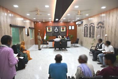 #SSP_अयोध्या द्वारा वरिष्ठ पुलिस अधीक्षक कार्यालय में जनता की समस्याओं को सुनकर यथा संभव मौके पर ही निस्तारित किया गया व शेष शिकायतों के त्वरित एवं गुणवत्ता पूर्ण निस्तारण सुनिश्चित करने हेतु संबंधित को निर्देशित किया जा रहा है। #UPPolice #ayodhyapolice https://t.co/5AbeG1IIZX