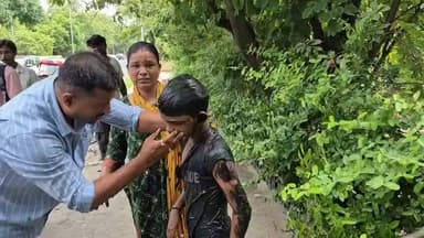 ग्रेटर नोएडा: प्राधिकरण की कथित लापरवाही एक बार फिर सामने आई। यथार्थ हॉस्पिटल के सामने (थाना बीटा-2 क्षेत्र) सड़क किनारे खुले गटर में 10 वर्षीय बच्चा अचानक गिर गया, जिससे मौके पर अफरा-तफरी मच गई।मां की चीख-पुकार सुनकर वहां से गुजर रहे एआरटीओ राजेश मोहन और उनकी टीम ने बिना देर किए गटर में उतरकर बच्चे का सुरक्षित रेस्क्यू किया। समय रहते बच्चे को बाहर निकाल लेने से एक बड़ा हादसा टल गया।घटना के बाद सड़क किनारे खुले गटर को लेकर ग्रेटर नोएडा प्राधिकरण की कार्यप्रणाली पर गंभीर सवाल उठ रहे हैं। स्थानीय लोगों ने खुले गटरों को तत्काल ढकने और सुरक्षा व्यवस्था मजबूत करने की मांग की है।
#GreaterNoida #NoidaNews #Beta2 #YatharthHospital #RescueOperation #ARTO #RajeshMohan #GreaterNoidaAuthority #OpenDrain #BreakingNews #UPNews #GautamBuddhNagar #ViralNews #HindiNews #SafetyFirst