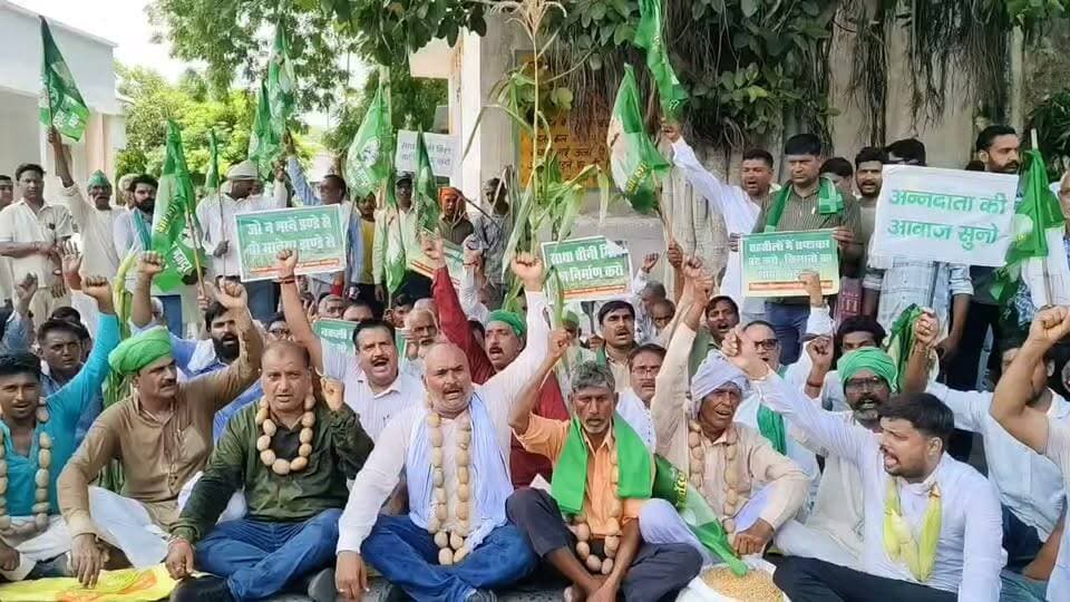 #अलीगढ़: किसानों का शक्ति प्रदर्शन, बैलगाड़ी, गले में आलू की माला और हाथों में मक्का के पौधे लेकर कलेक्ट्रेट पहुंचे किसान। बिजली-खाद संकट, बंद साथा चीनी मिल और फसलों के उचित मूल्य की मांग को लेकर सरकार के खिलाफ जमकर गरजे।
#Aligarh #AligarhNews #FarmersProtest #KisanEkta #UttarPradesh #BreakingNews