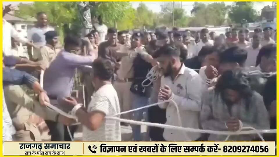 13 साल की मासूम से 32 दरिंदों ने की हैवानियत!
13 साल की एक मासूम बच्ची के साथ हुई घटना बेहद दर्दनाक और शर्मनाक है।
ऐसी घटनाएँ सिर्फ एक परिवार को नहीं, पूरे समाज को झकझोर देती हैं।
मेरी सरकार से मांग है सभी को फाँसी दे दी जाए
एक बेटी के न्याय के लिए लिए हम सब तैयार है
#JusticeForChild #ChildSafety #StopCrime